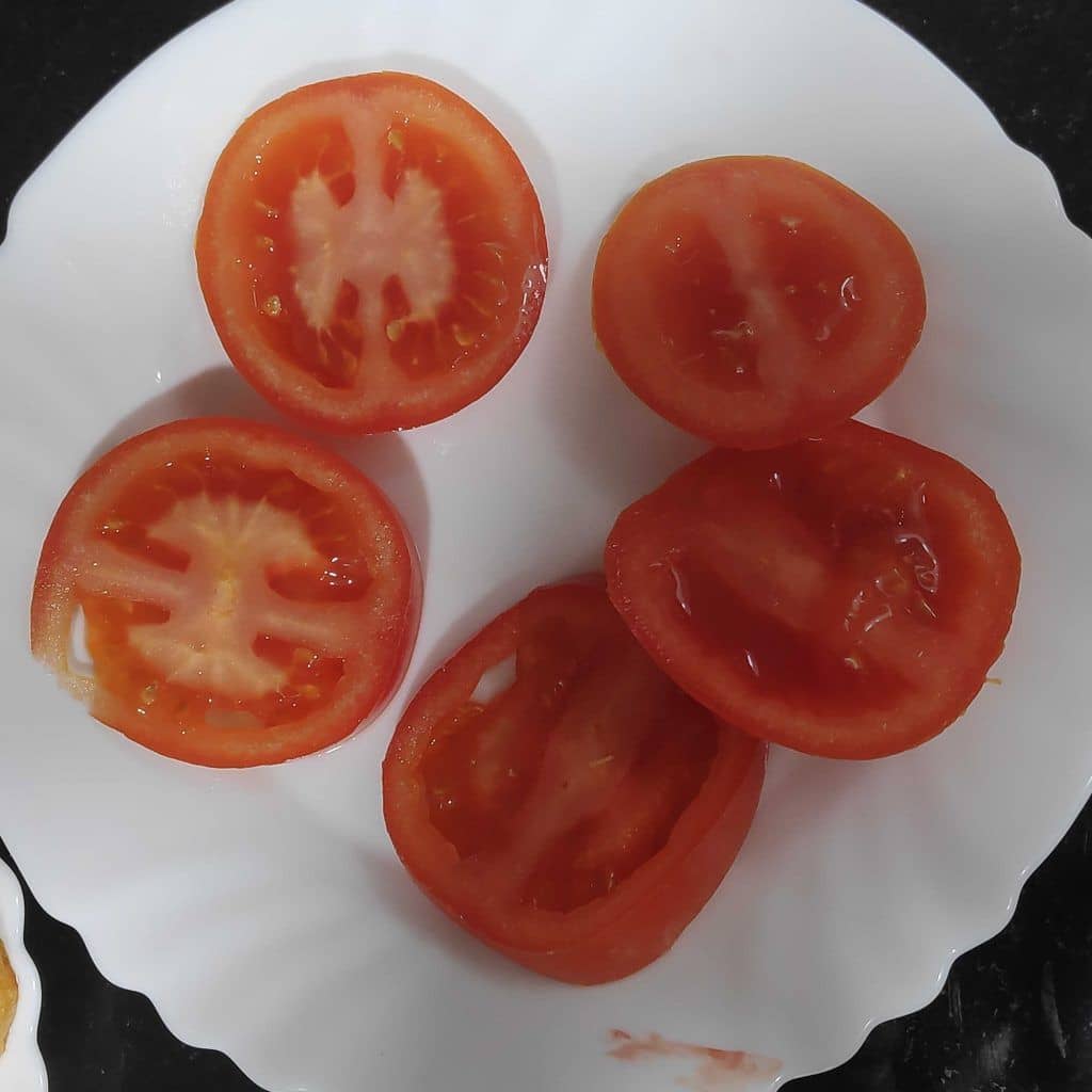 en un plato blanco cinco rodajas de tomate