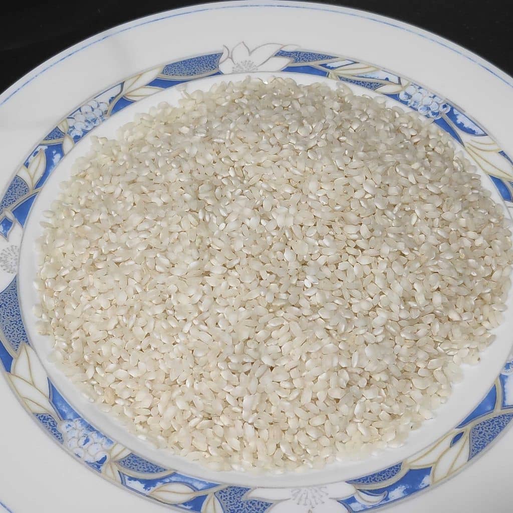 un plato con arroz crudo