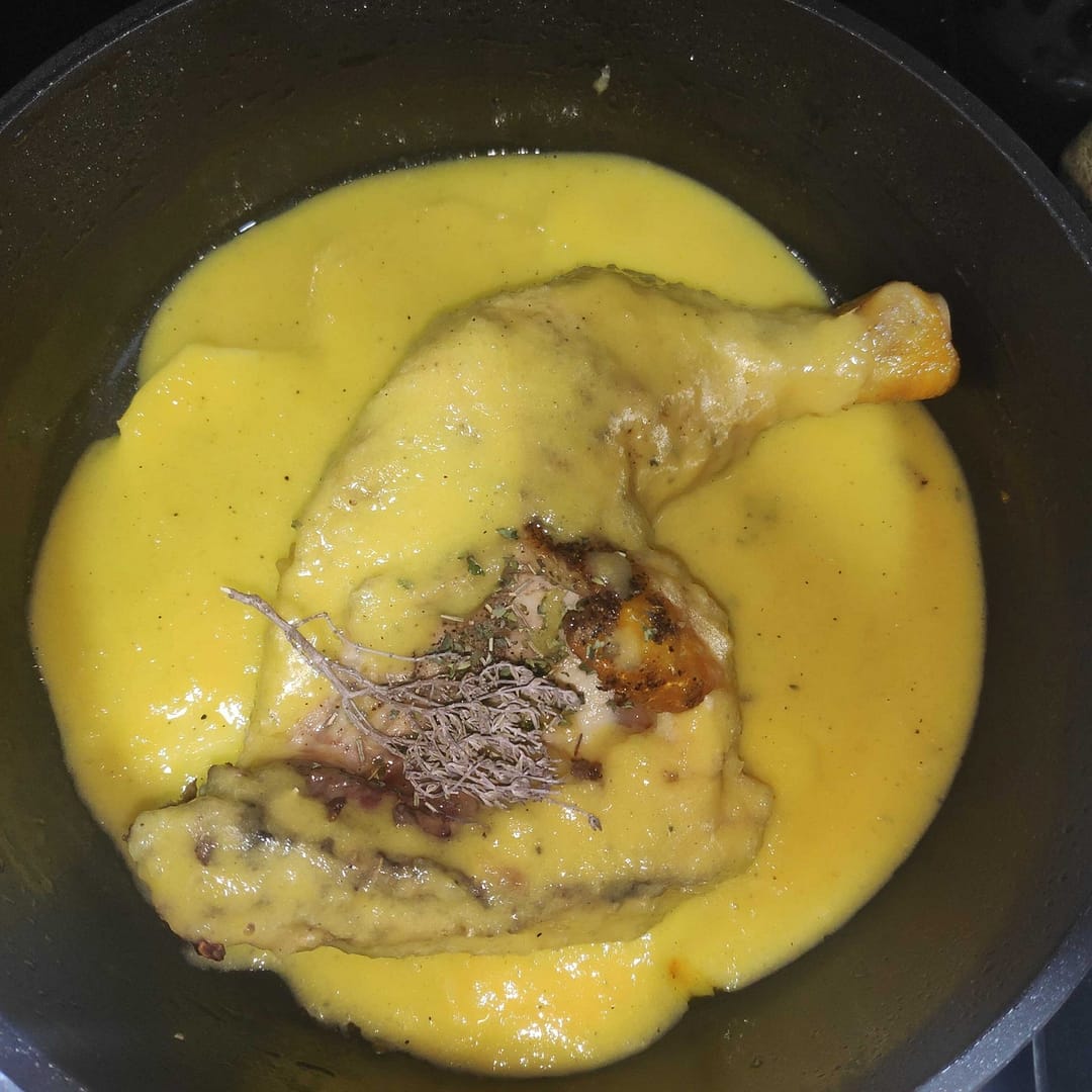 Pollo asado a la naranja en la cazuela