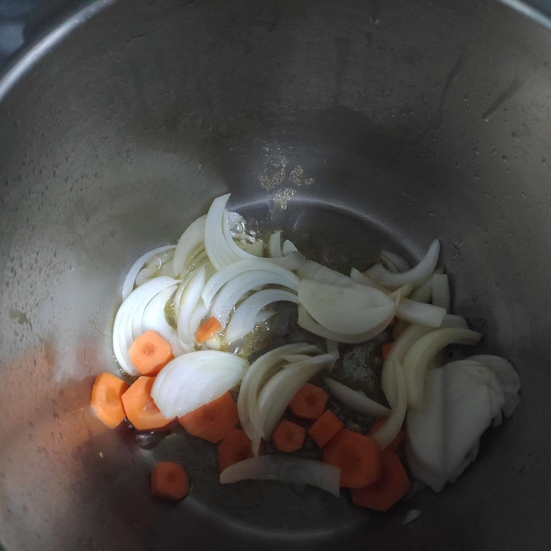 verduras al fondo de la cazuela,cebolla puerro zanahoria ajos