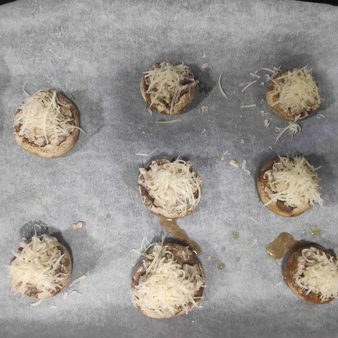 los champiñones rellenos con queso encima para gratinar