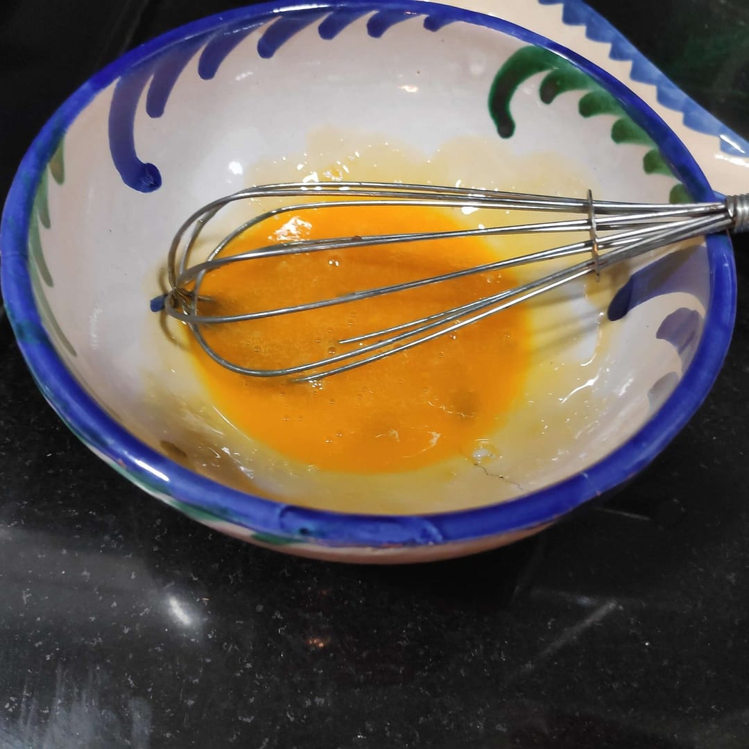 bol con yemas de huevo y un batidos manual
