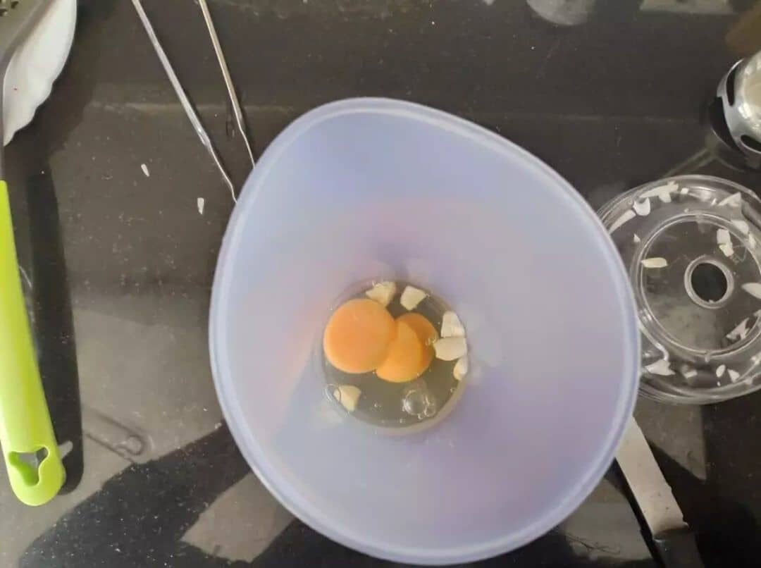 un bol con ajo picaado y huevo