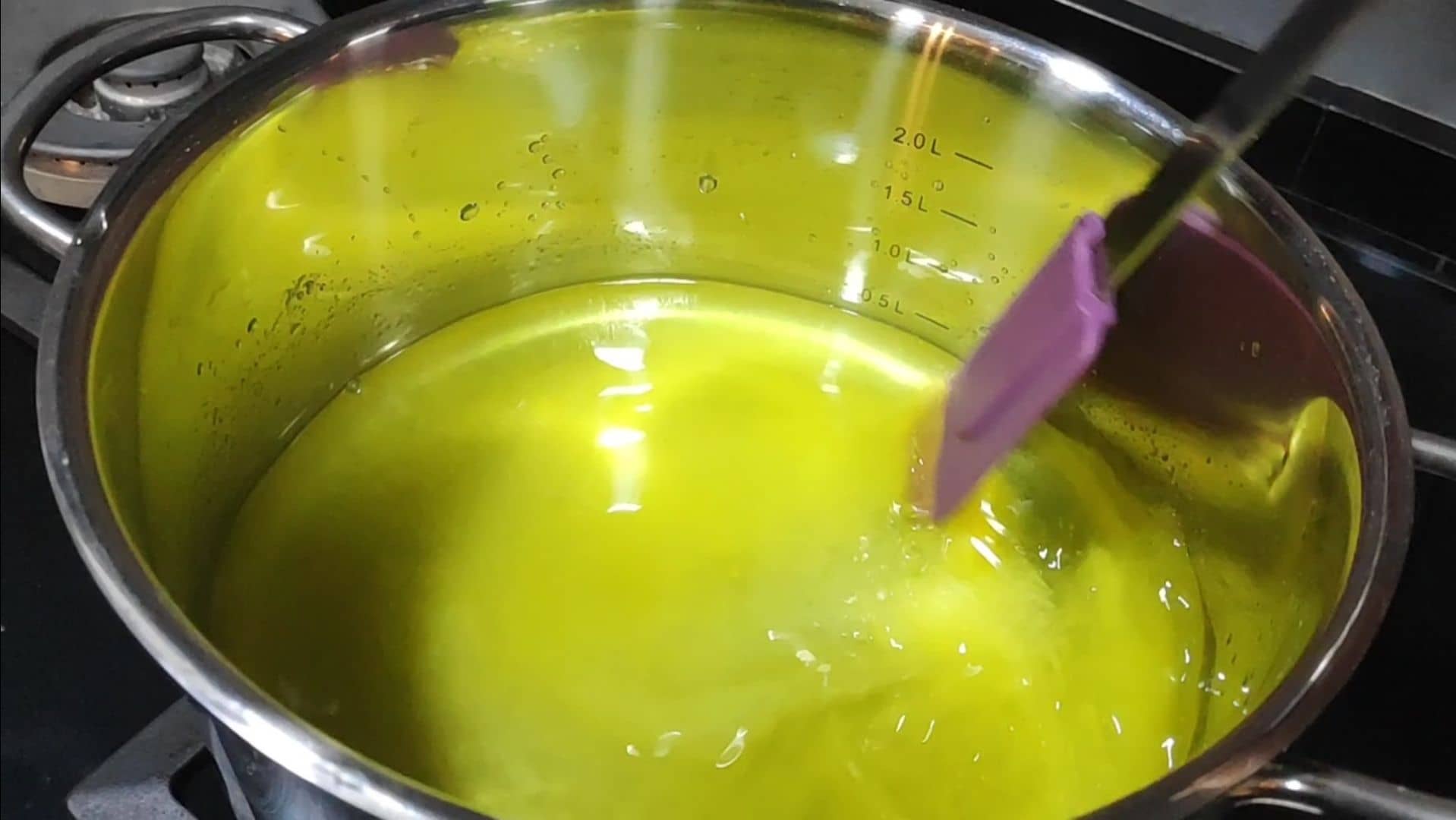 gelatina de cobertura con agua en la cazuela