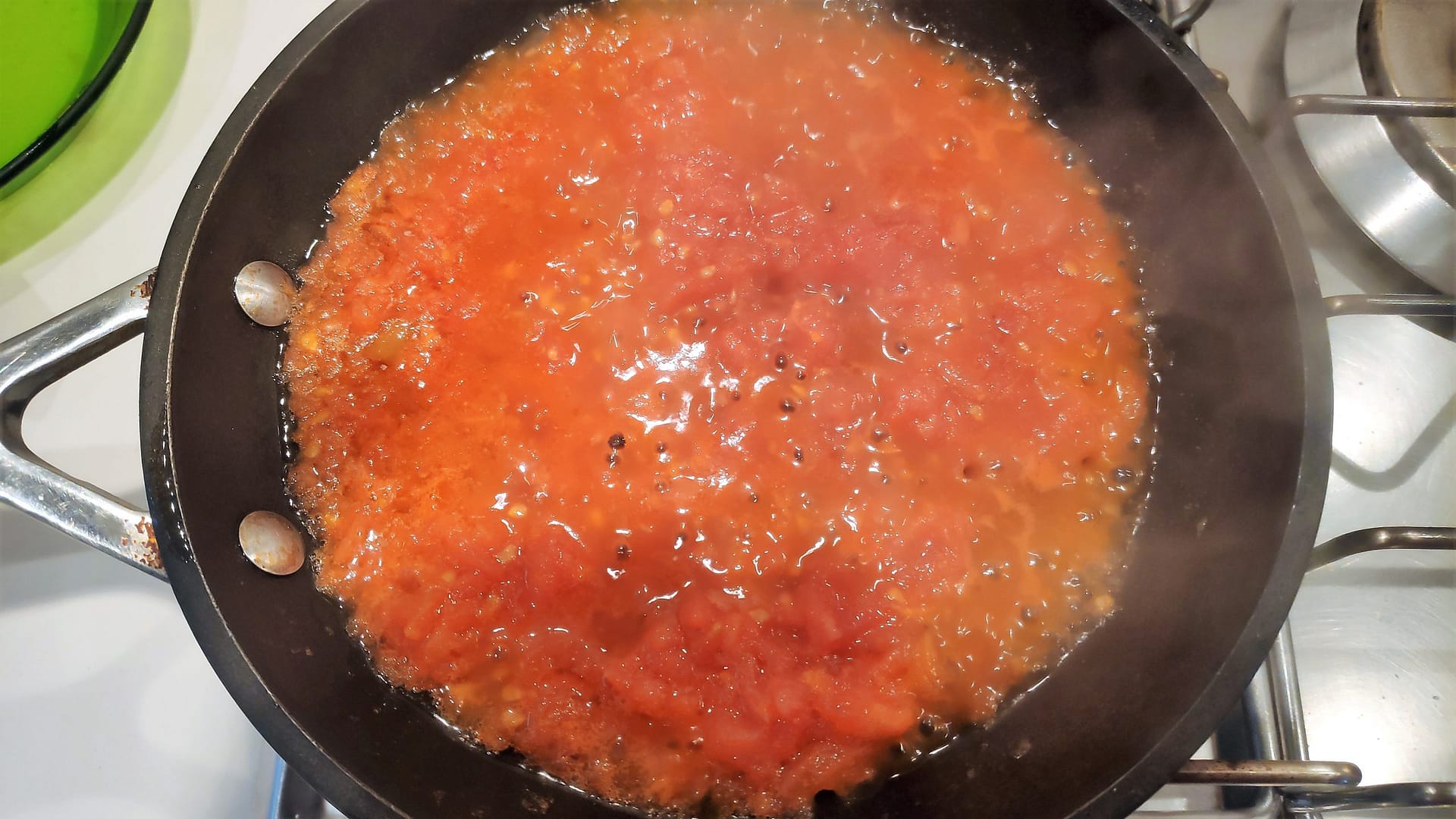 sofrito de tomate en la sartén
