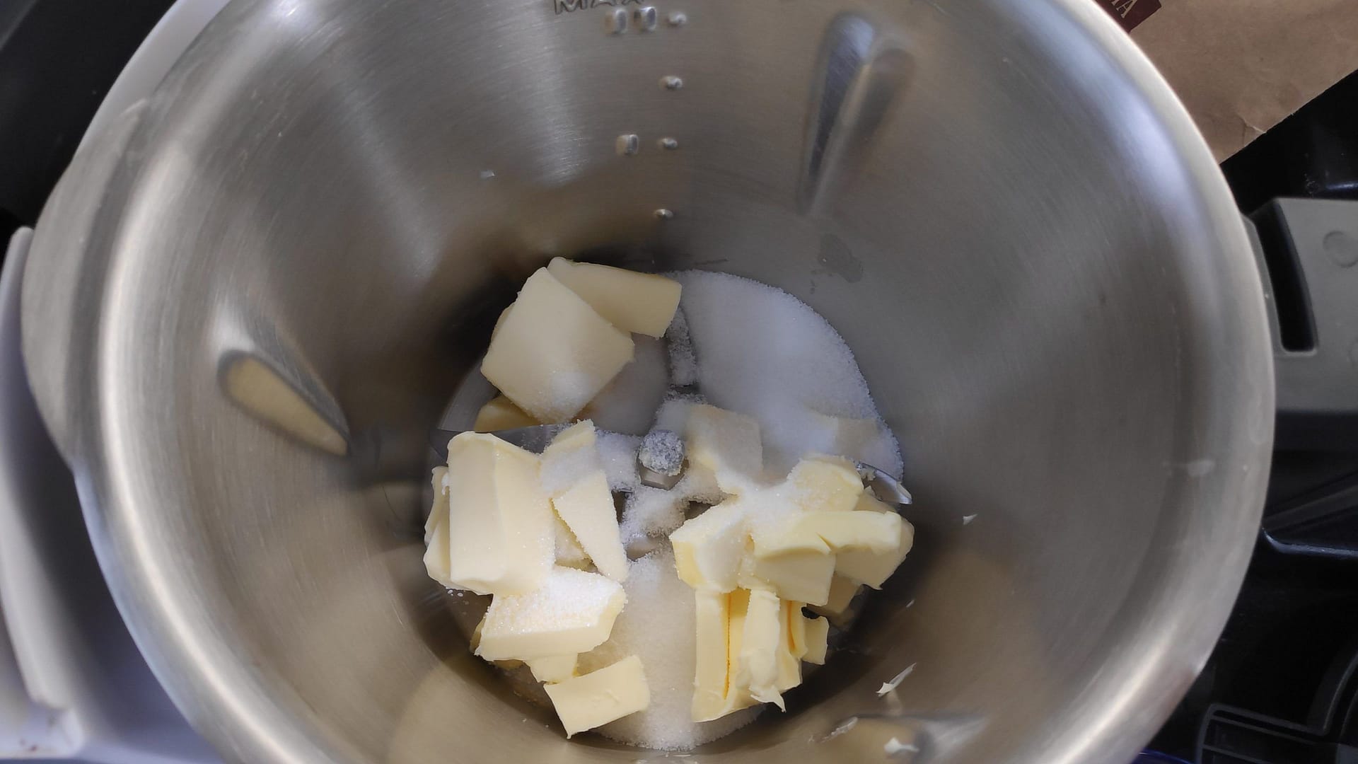 en la jarra del robot mantequilla, azúcar y sal