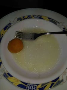 huevo para batir en un plato