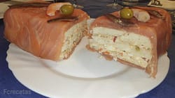 pastel de salmón ahumado cortado