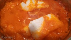 dos porciones de bacalao con salsa de pimientos del piquillo