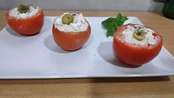 Tomates rellenos en una fuente blanca rectángular