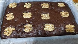 brownie rectángular de chocolate con doce nueces de decoración