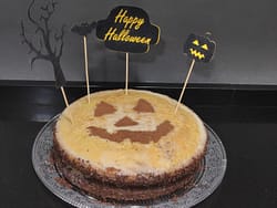un pastel decorado de halloween