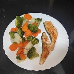 Escalopines de salmón con verduras