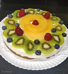 tarta de frutas con kiwi, piña arándanos