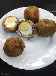 huevos a la escocesa en un plato