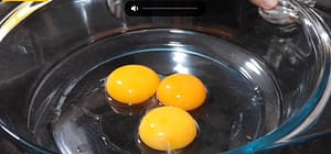 tres huevos en un bol