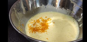 en un bol añade a la mezcla la ralladura de limón