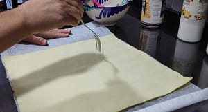 pinchando el hojaldre con un tenedor
