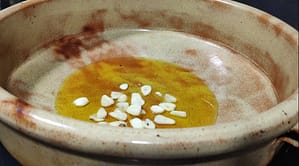ajos en aceite en una cazuela de barro