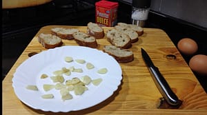 ingredientes de sopa castellana, ajo laminado rodajas de pan