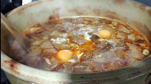 huevos con la clara cuajada en la sopa