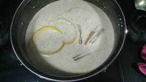 en una cazuela leche con limón y canela