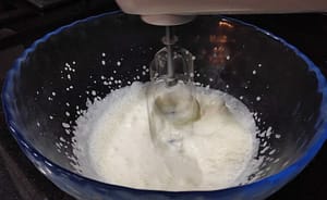 Montando nata en un bol