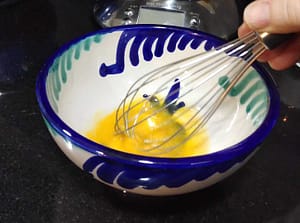 Un bol con yema de huevo y azúcar