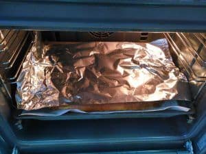 la coca dentro del horno y cubierta con papel de aluminio
