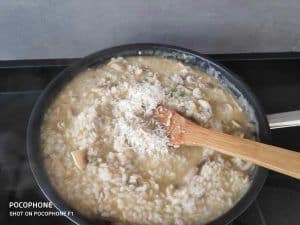 en la cazuela de risotto añadimos el parmesano y con la espátula de madera para remover
