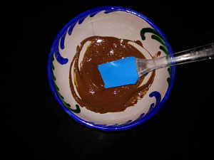 un bol con chocolate fundido