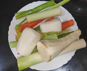 Verduras para el caldo en un plato