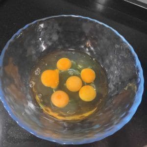 en un bol transparente, seis huevos