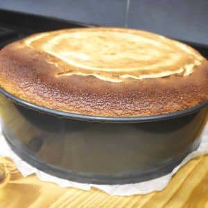 el pastel en el molde enfriando sobre una base de madera
