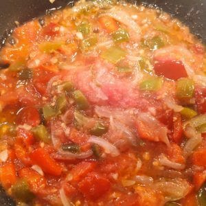 el sofrito en la sartén con el tomate