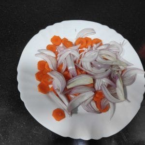 en un plato cebolla y rodajas de zanahoria