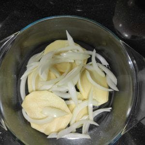en una fuente de horno transparente cebolla y patata