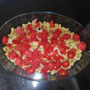 la fuente de habas, con pimientos del piquillo y tomates cherry