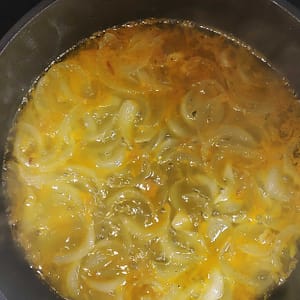 añadido zumo de naranja y vino para el pollo asado a la naranja