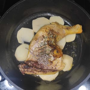 en una fuente patata y pollo para la receta pollo asado a la naranja