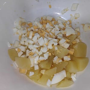 patatas y huevos cocido troceado