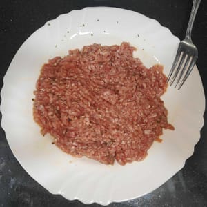 carne picada en un plato