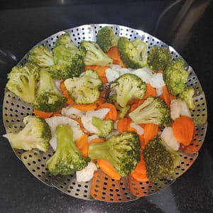 verduras variadas en la vaporera