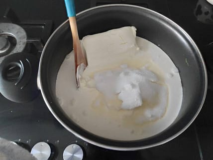 elaborando la receta de tarta de queso y frambuesas
