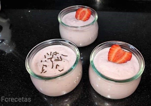 tres vasitos decorados de espuma de fresas