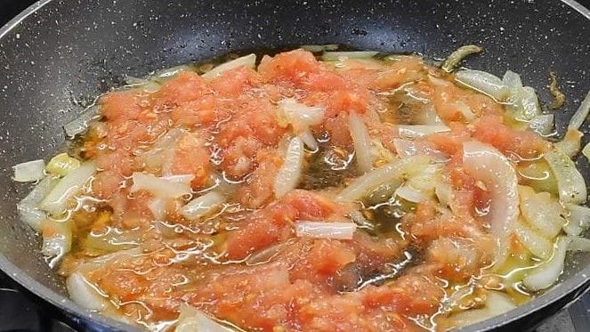 tomate y cebolla en la sartén