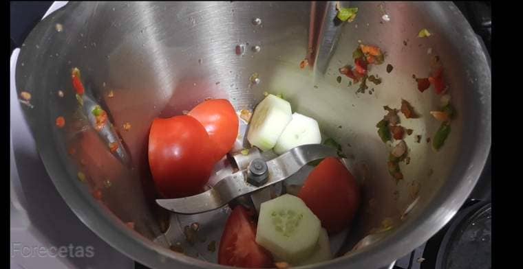 en la jarra del robot tomate y pepino troceado