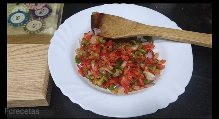 plato con la cebolla y el pimiento troceado reservado para preparar la pipirrana