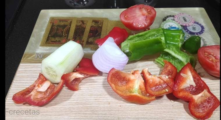 verduras troceadas, pimiento rojo y verde, cebolla y pepino