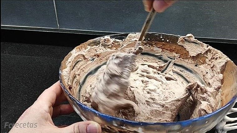 cacao mezclando con la nata